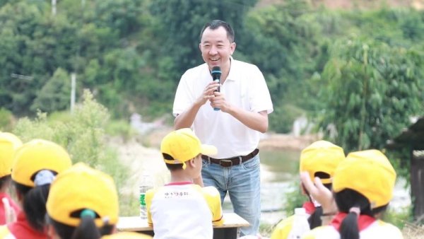在线股票炒股配资 曾经的“最牛县委书记”，通过公益探索基层社会治理路径